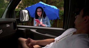 Miami sokaklarında gözlüklü Scarlett’in dev götünü sikişe yatırıyor